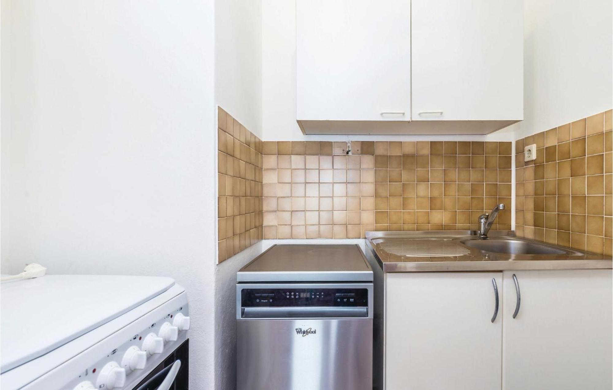 Lovely Apartment In Kampor With Kitchen Exterior photo